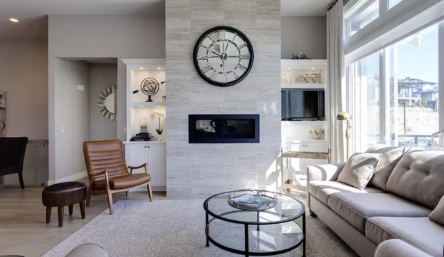 3 Bedroom 3 bath Luxury Home with hot tub- Perfect for Families & Groups of 8