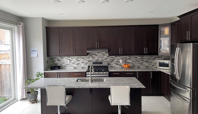 3-bedroom Sunny Spacious entire detached house with study area and piano