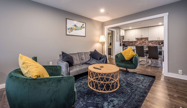 3 BR Cozy Chic Oasis in the hub of Bedford