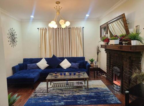 3 BR House in Toronto Downtown