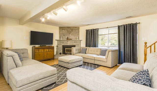 3-Min Walk to Sandy Beach | 3BR Georgian Bay Cottage | Fire Pit + BBQ!