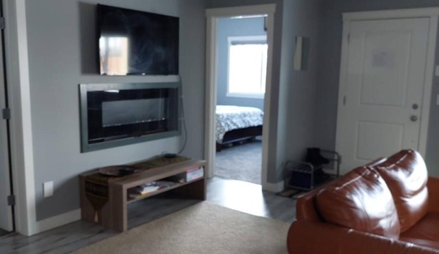 3 minutes to the lake for. lower suite with separate entrance.