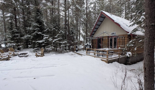3- Poirier : Chalet en bois rond au bord de la Rivière Rouge