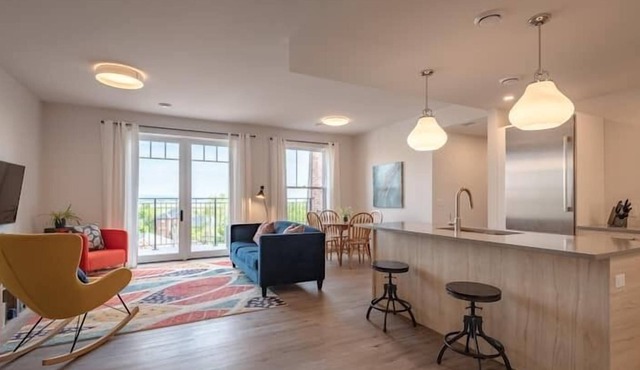 304 - Downtown Luxury Suite with Stunning View and Patio