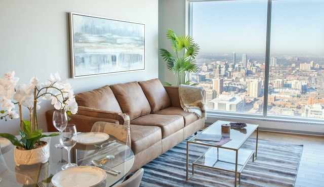 39th Floor Luxury Suite|Walk to Roger'sPlace&DT|Pool&Gym