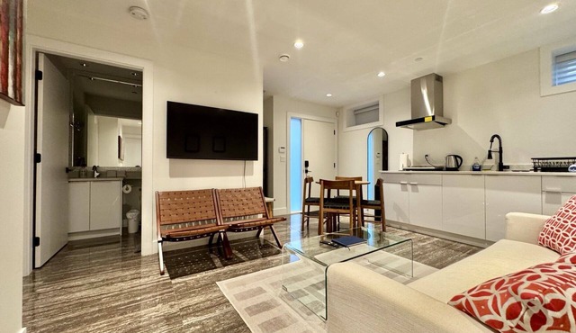 3BD Stylish Cozy Suite in Riley Park