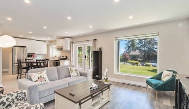 3BR Charming home in Surrey!