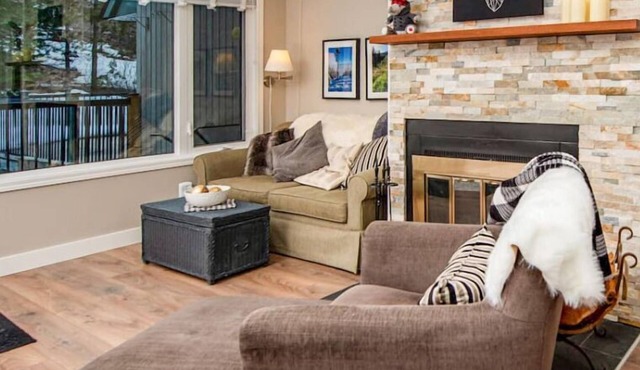 3BR Oasis with Private Hot Tub & Sauna. Walk to Ski Hill