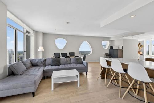 3BR Penthouse with Skyline Views & Patio