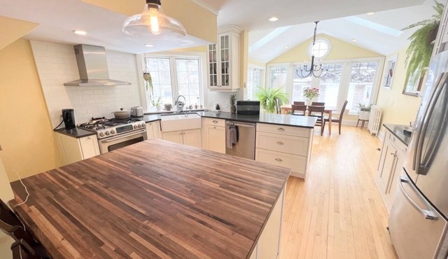 4 Bdrm Brighton Character Home Steps to Downtown Ch'town & Victoria Park