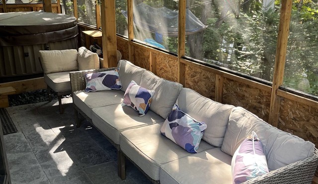 4 bedrooms, 2 bathrooms, 2 livingrooms and offices surrounded by nature!