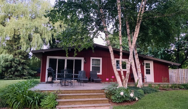 4 bedroom, 4 season lakefront near Grand Bend (Lake Huron) with fire pit