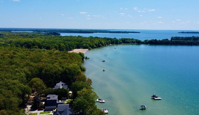 4 Bedroom, 7 bed Cottage - Sand and Crystal Clear Water, Lake Simcoe, Orillia