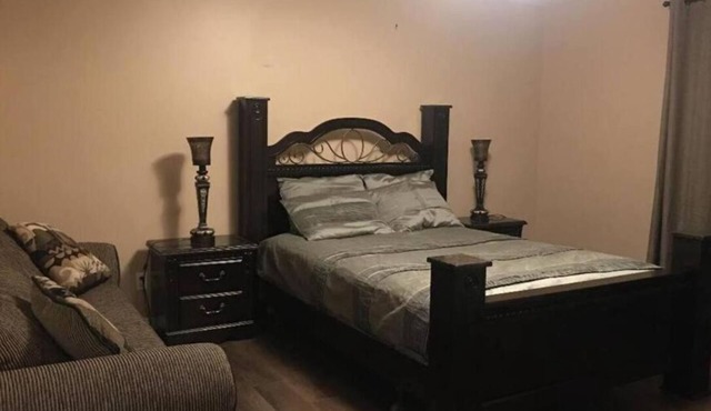 4 Bedroom House with Huge Living and Family Room 22 Sleeps/Fire Pit/Chakozi/BBQ