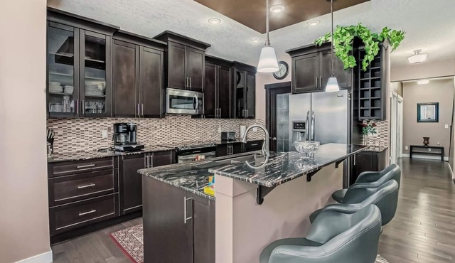 4 Bedroom Luxury Home in Panorama Hills NW - Minutes to Hwy, Airport Stampede DT