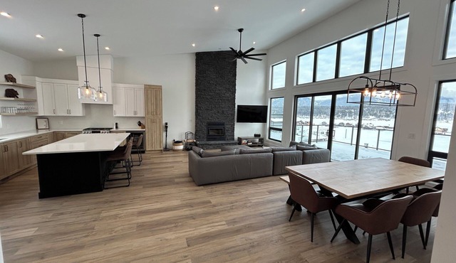 4-bedroom Modern Lake House in Koocanusa Village close to Fernie