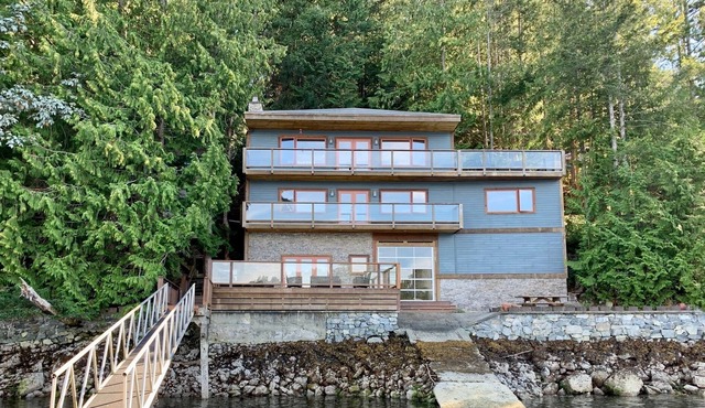 4-Bedroom West Coast Oceanfront Retreat