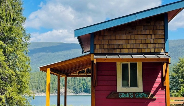 4 Coastal Cabins & 2 bedroom suite for exploring the Sunshine Coast of BC