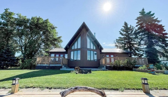 4 season cabin on Lake Manitoba with 4 beds/2.5 baths and private beach