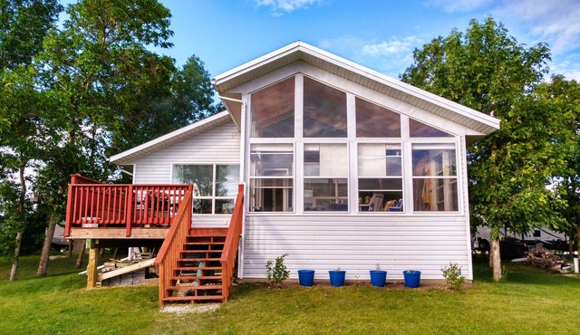 4-season home on Lake Manitoba