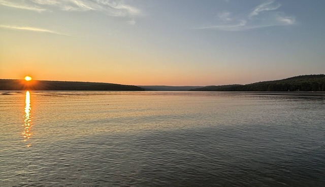 4 season LAKEHOUSE on Papineau. Modern vibe, HOT TUB + expansive lake viewsn