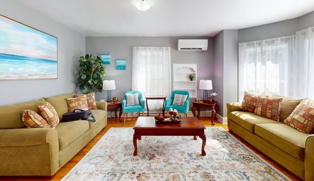 4 Wolfville's DT Core | Two Queen Bds+ Sofa Bed
