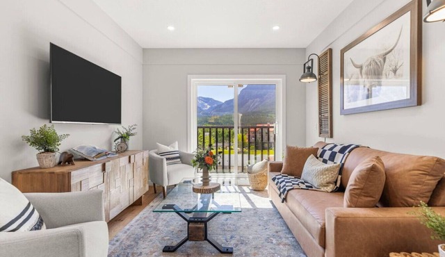 4BR Getaway with MTN View, Balcony Near DT & Banff!