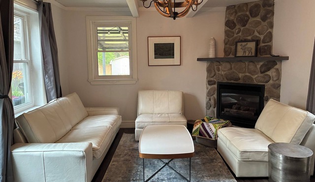 5 Bed Downtown Gem,Modern Comfort,Fireplace,Huge Backyard,Step to Lake broadwalk