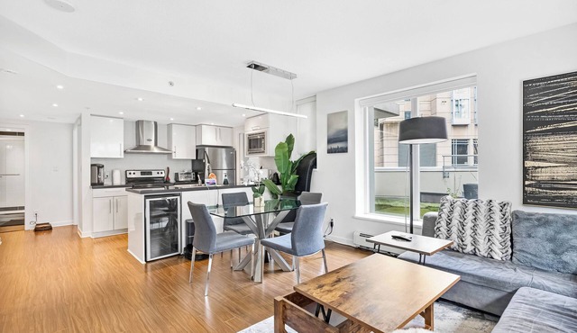 5 Bedroom 3 level Townhome, Private Rooftop Beautiful Garden/Courtyard View