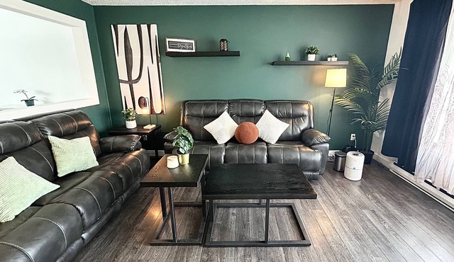 5 Bedrooms, 2 Kitchens, Free Parking, Newly Renovated