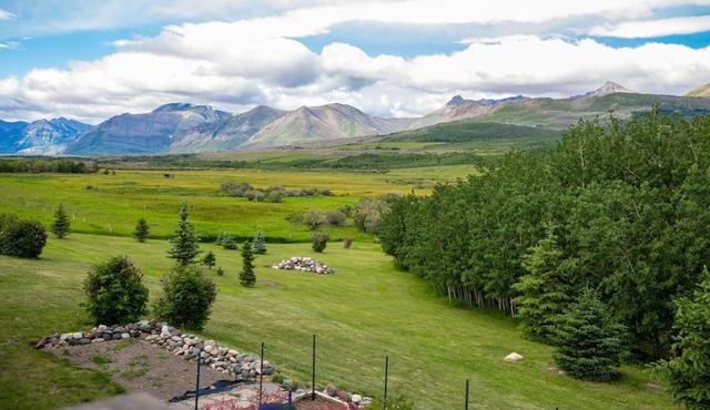 5 minutes from Waterton - sleeps 16 - WCV Unit A&B