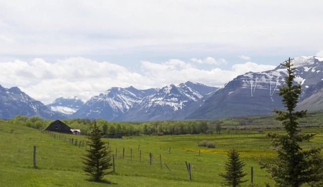 5 minutes from Waterton - sleeps 6 - WCV Unit B
