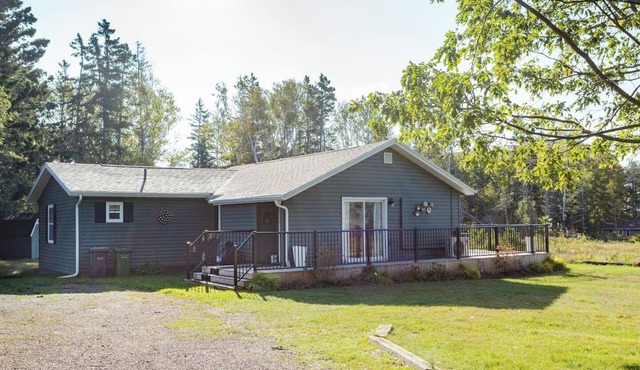5 Minutes to the beach. 3 Bedroom, water view Bungalow. Close to Cavendish
