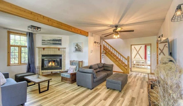 5BR Chalet with Hot Tub & Lake Access