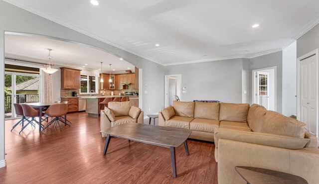 5BR Family Home Near Vancouver w/Yard