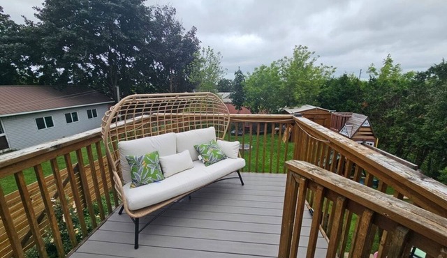 5min walk to St. Marys Golf & Country Club. nFamily & Pet Friendly bungelow.