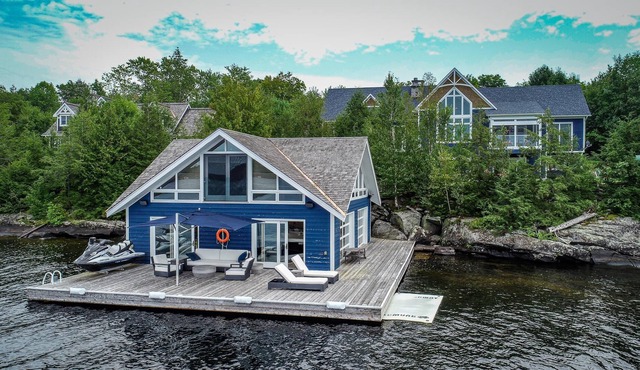 6 bdrm, 6 bath Luxury with 230' of frontage on Lake Muskoka! Min to Bracebridge!