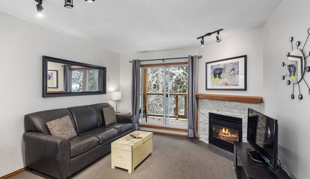 65 Glaciers Reach this 1br home has a hot tub & pool in Whistler Village