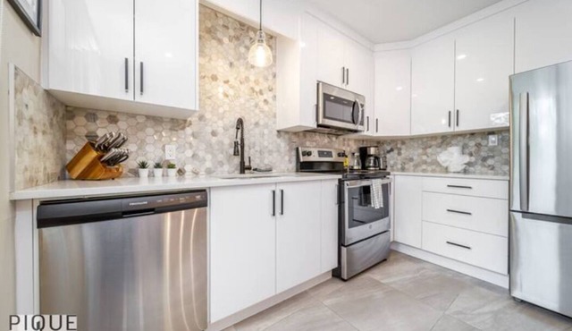 6B Chic Stylish Home - Mins to UofA - Sleeps 14 - WiFi