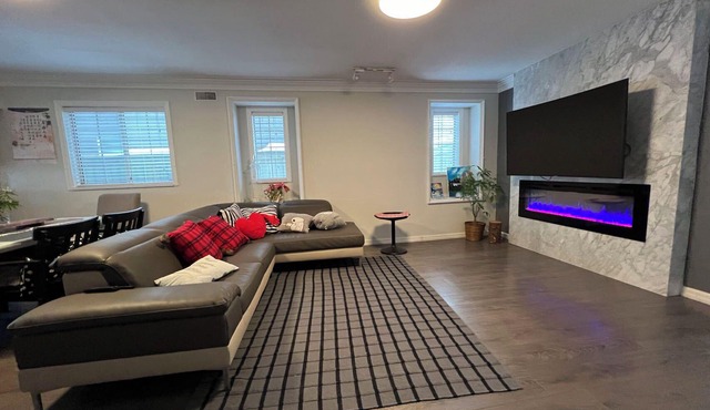 7 min to YVR,Vancouver airport,Richmond Grace room,Free parking,1 min to bus