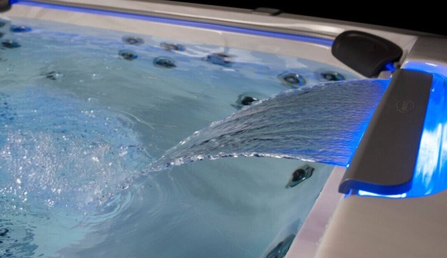 7 Person Hot Tub King Bed Cowichan Bay Ocean View, Games Room and Sauna