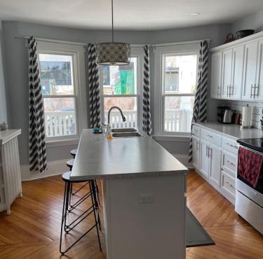 86A King Bed 2bd 3bt on Queen St. Downtown