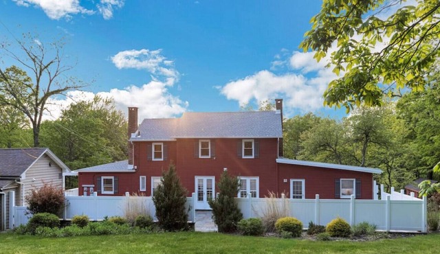 96) Charming Rustic Historical Carriage House
