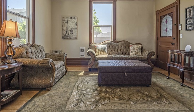 A Cozy 1 Bed/1 Bath suite Situated in the Historical Carew House in Vernon