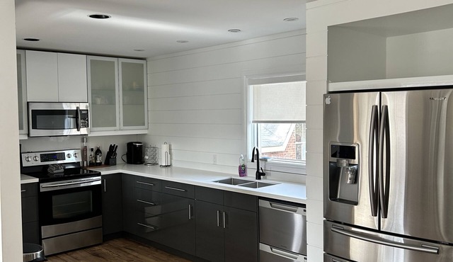 A gorgeous Coach House located in Downtown Collingwood close to Blue Mountain