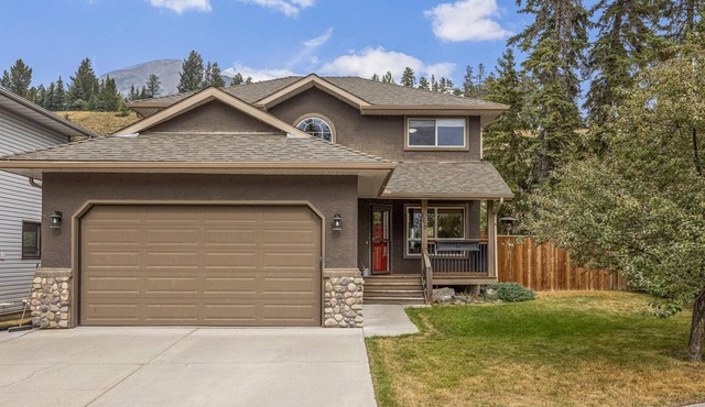 A GORGEOUS DETACHED FAMILY HOME ON THE SUNNY SIDE OF CANMORE!n