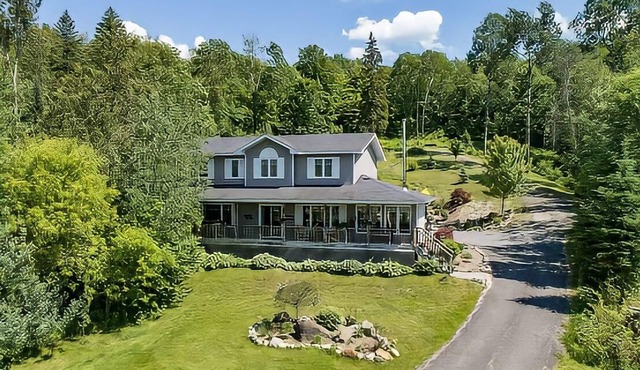A LUXURY 6 BEDROOM LAKEFRONT COTTAGE Available for RENT!!!!