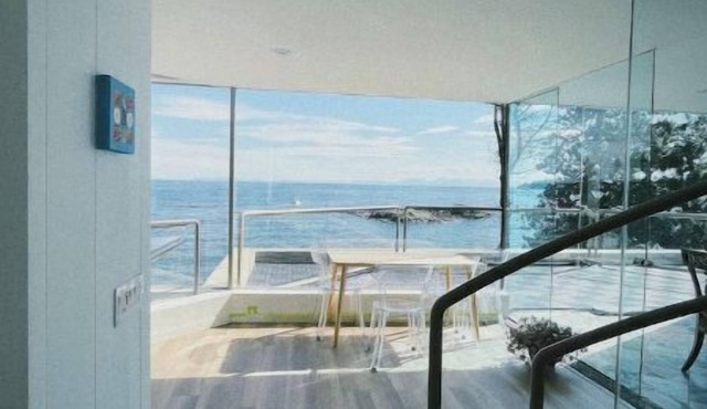 A picturesque seaside villa in the West Wen and naturen