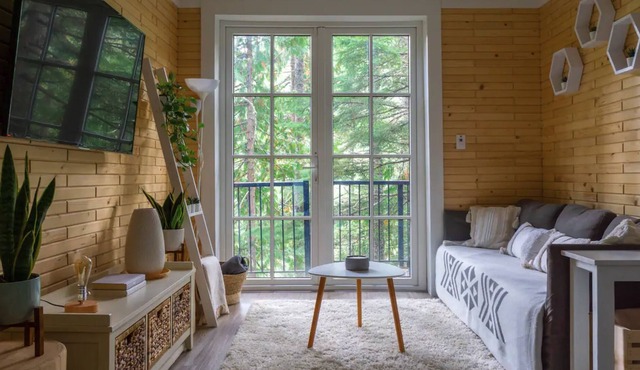 A romantic private escape into nature for couples. Hot tub + Sauna + Yoga Studio