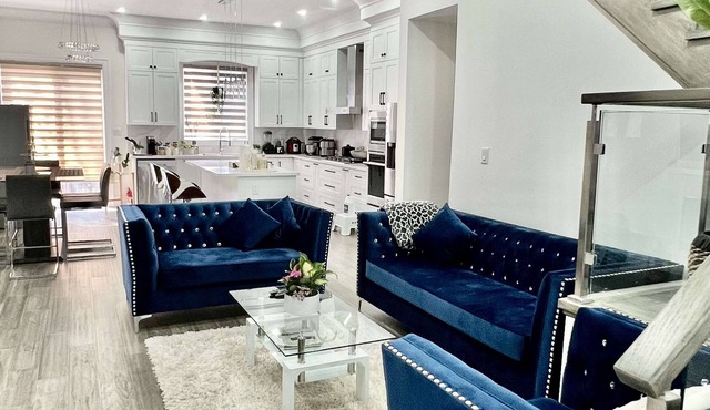 A tasteful Brand New House - 10 Minutes to Bluffs beach.